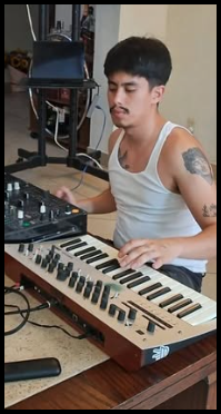 Ramiel II, también conocido como Chano, produciendo música con un sintetizador y una mezcladora