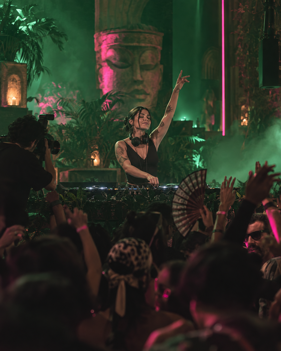 DJ presentando su proyecto frente al público