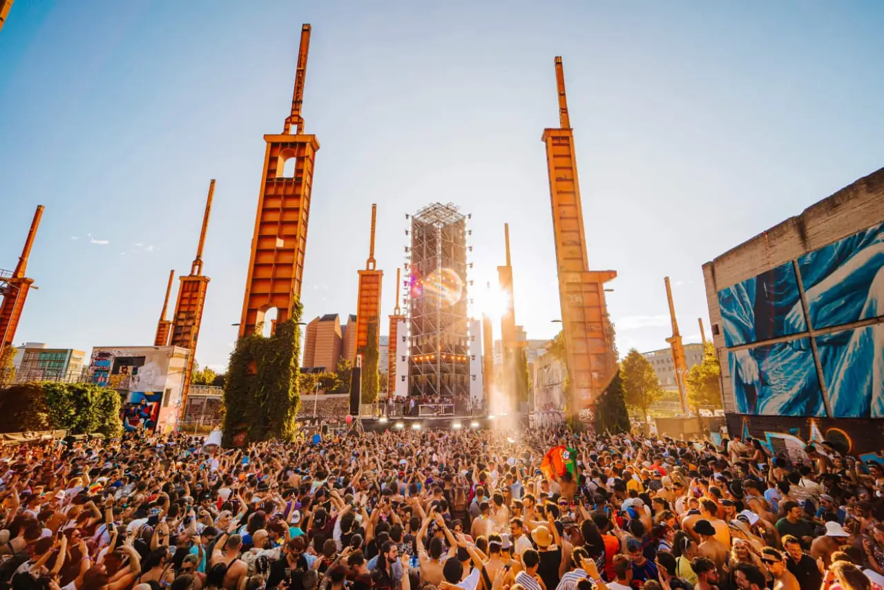Pista al aire libre durante un festival de música electrónica