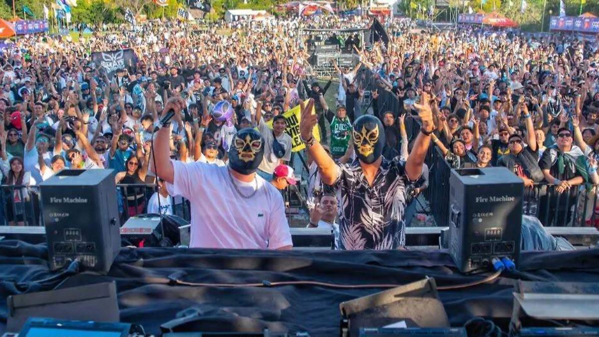 Dúo de música electrónica frente a una multitud en México